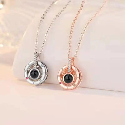 Collar minimalista personalizado con foto oculta y números romanos