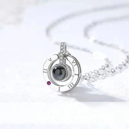 Collar minimalista personalizado con foto oculta y números romanos