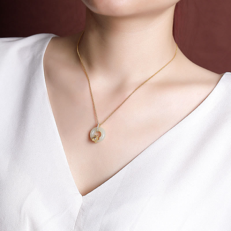 Collar con colgante de flor de la suerte con hebilla de paz de jade hetiano de plata de ley 925 y piedras de Buda 