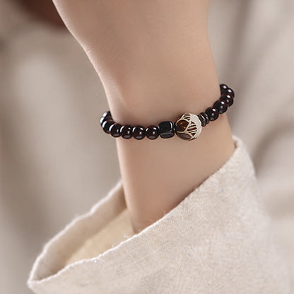 Pulsera de doble vuelta con protección tallada con semillas de bodhi de loto y sándalo rojo y hojas pequeñas de Buda