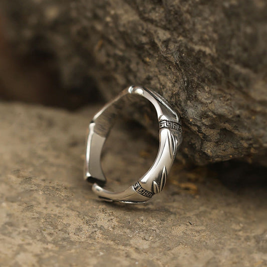Anillo ajustable de cobre con diseño de bambú y piedras de Buda para la suerte y la riqueza.