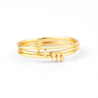 Anillo delicado con letras apilables