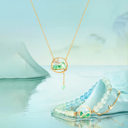 Conjunto de collar y pulsera con colgante de la suerte, piedras de Buda, cobre bañado en oro de 18 quilates, jade natural y calcedonia. Un panorama de ríos y montañas.
