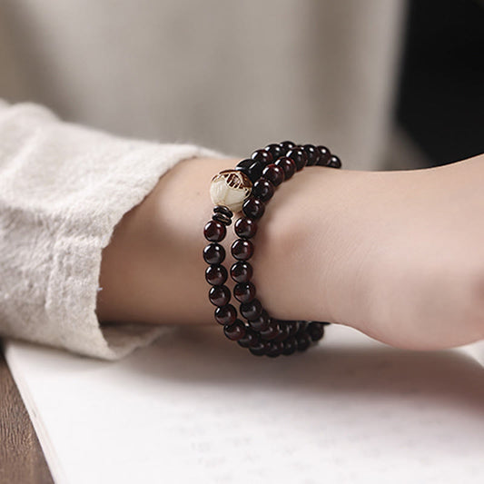 Pulsera de doble vuelta con protección tallada con semillas de bodhi de loto y sándalo rojo y hojas pequeñas de Buda