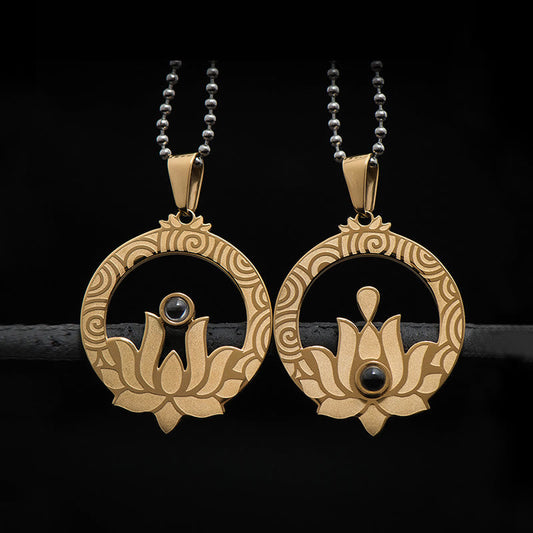 Collar con colgante de mantra Shurangama de proyección de iluminación de acero de titanio con loto y piedras de Buda 
