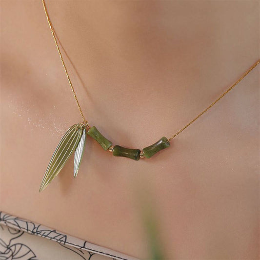 Collar con colgante de riqueza con diseño de hojas de bambú y jade y piedras de Buda