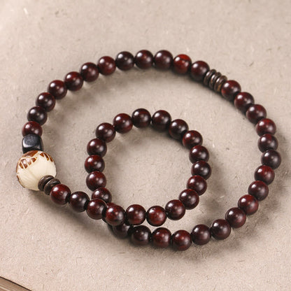 Pulsera de doble vuelta con protección tallada con semillas de bodhi de loto y sándalo rojo y hojas pequeñas de Buda