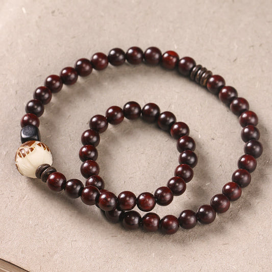 Pulsera de doble vuelta con protección tallada con semillas de bodhi de loto y sándalo rojo y hojas pequeñas de Buda
