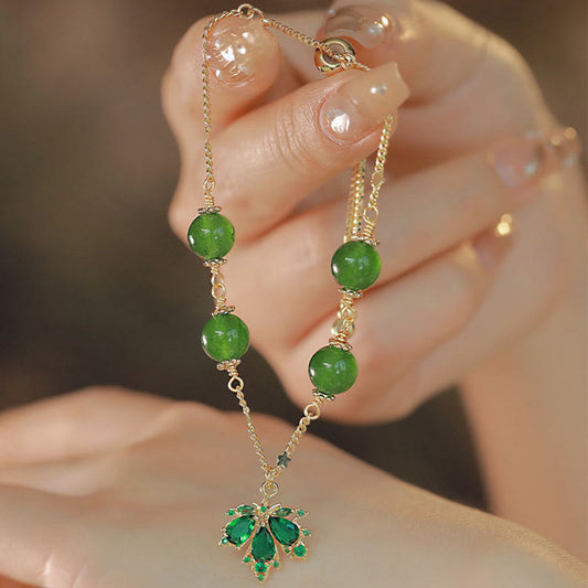 Pulsera Buddha Stones con hoja de arce y calcedonia verde bañada en oro de 14 k, que expresa coraje y fuerza. 