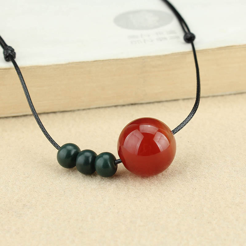 Collar con colgante de cuerda de cuero con cuentas de semillas de Bodhi verdes, ágata roja y aventurina verde, piedras de Buda 