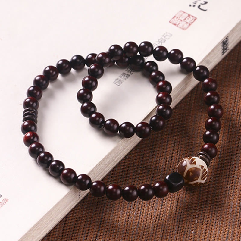 Pulsera de doble vuelta con protección tallada con semillas de bodhi de loto y sándalo rojo y hojas pequeñas de Buda