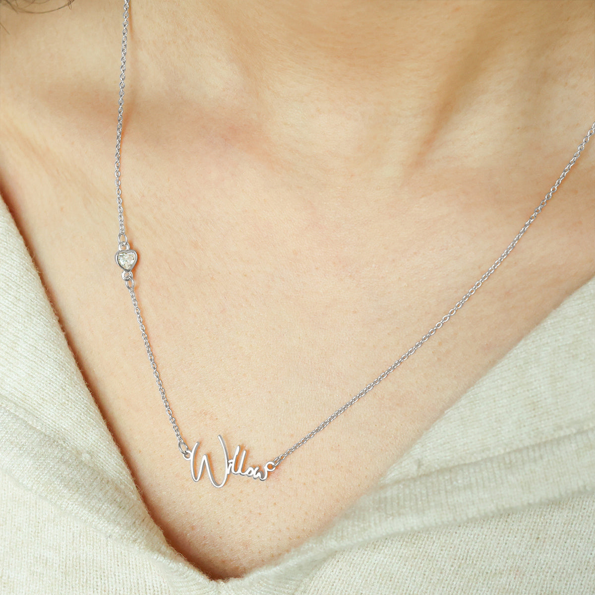 Moderne Namenskette mit Herz-Diamant-Akzent