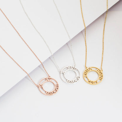 Collar con números romanos