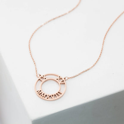 Collar con números romanos