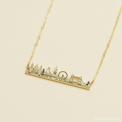 Collar con horizonte de la ciudad