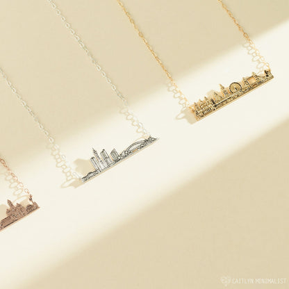 Collar con horizonte de la ciudad