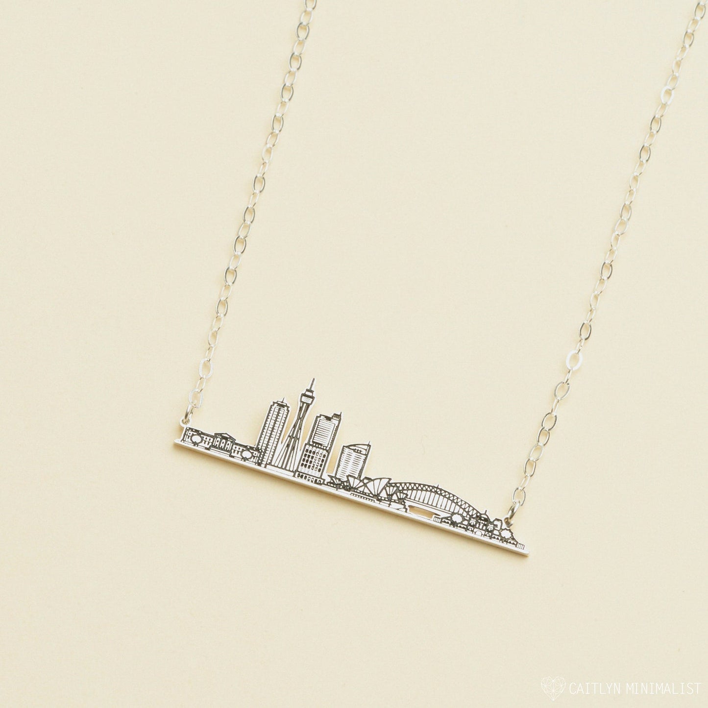 Collar con horizonte de la ciudad