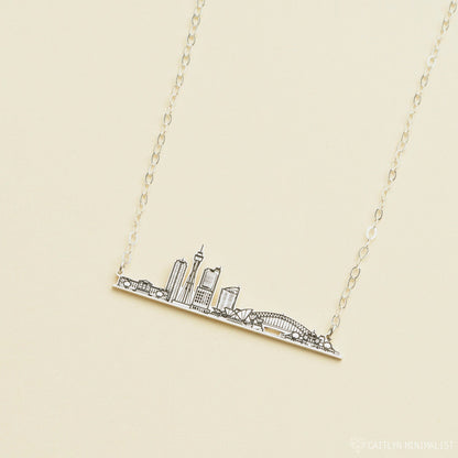 Collar con horizonte de la ciudad