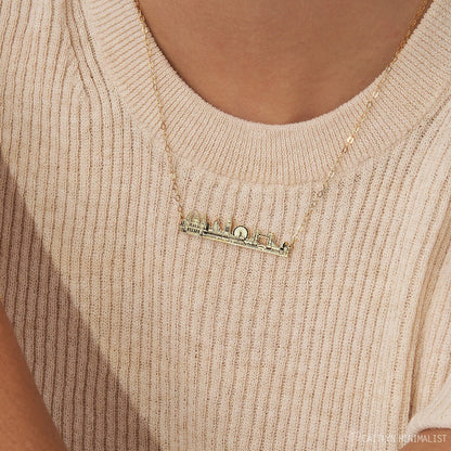 Collar con horizonte de la ciudad