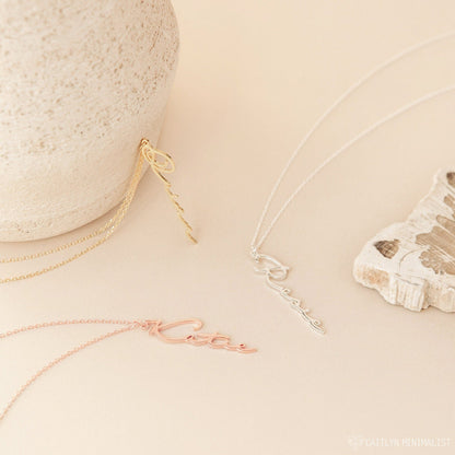 Collar con nombre minimalista vertical