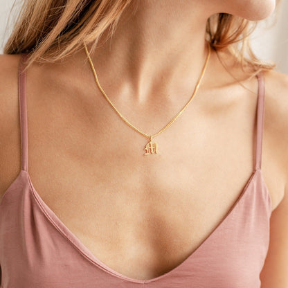 Collar con inicial en inglés antiguo y cadena de eslabones