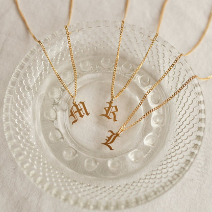 Collar con inicial en inglés antiguo y cadena de eslabones