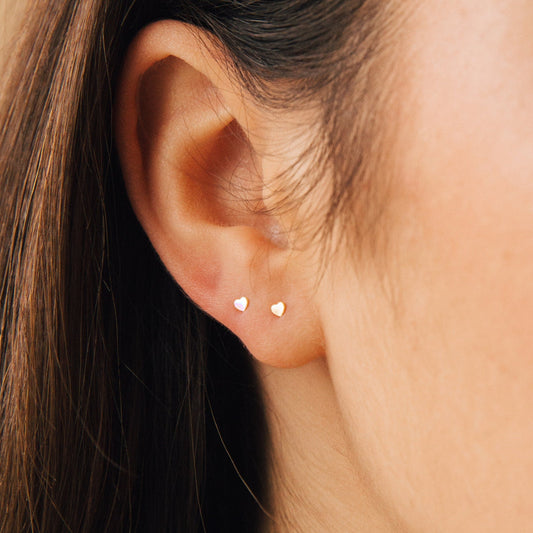 Pequeños pendientes de corazón 