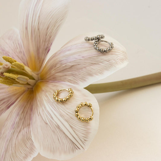 Delicados aros con cuentas de esfera