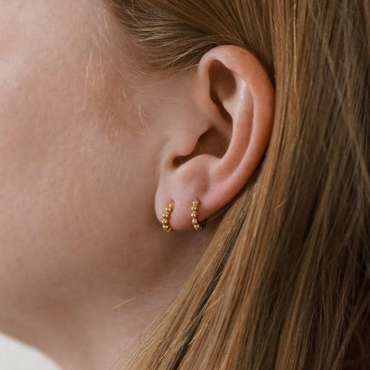 Delicados aros con cuentas de esfera