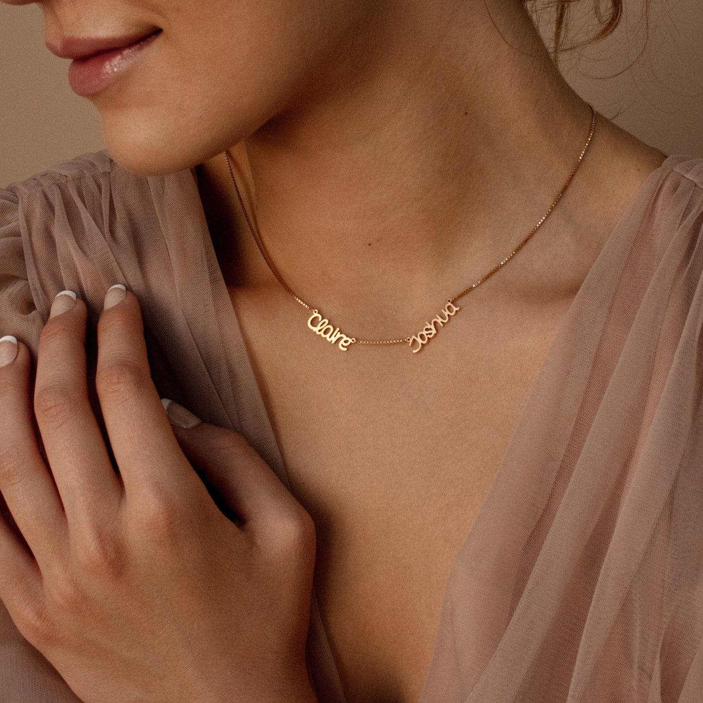 Collar elegante con varios nombres en cadena de caja