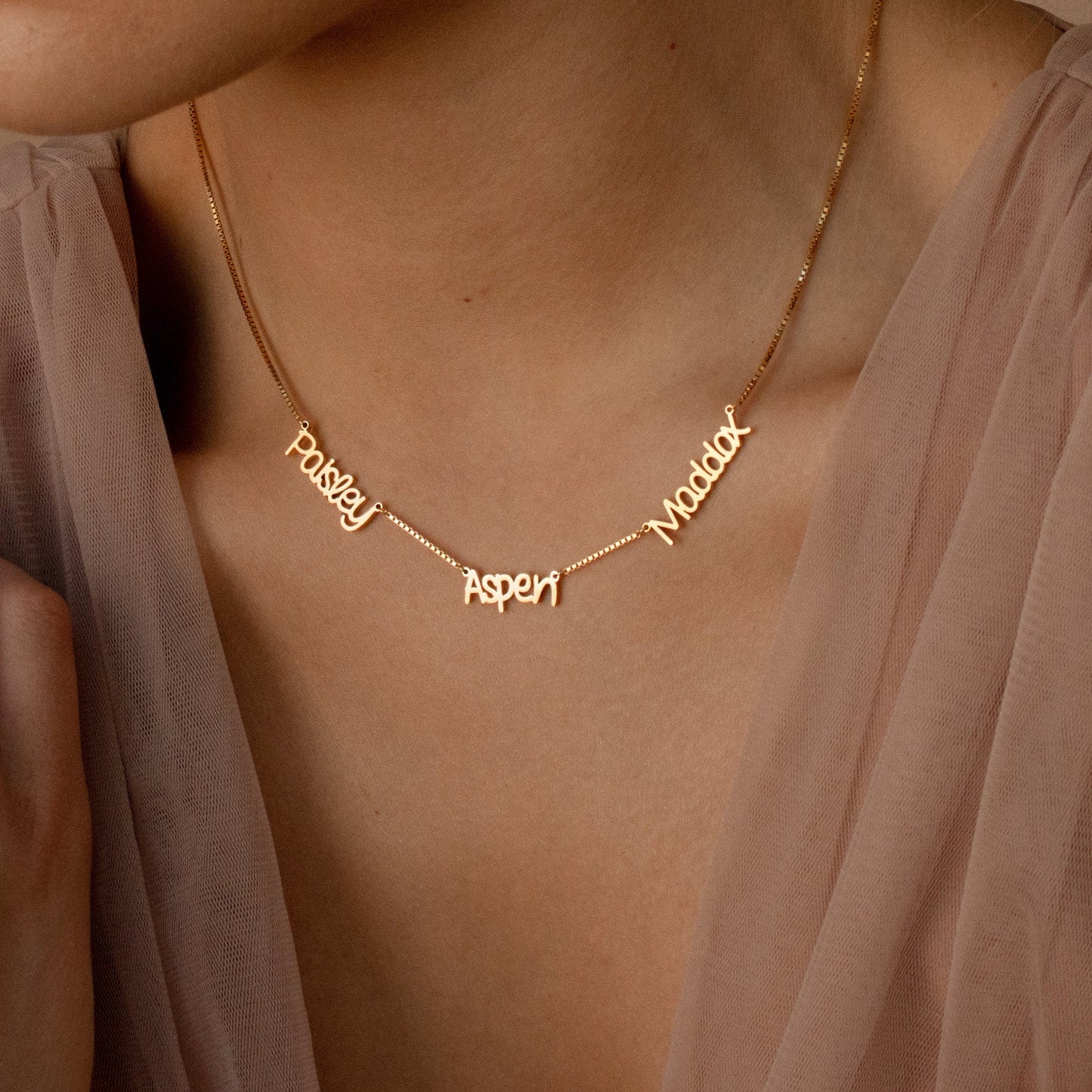 Collar elegante con varios nombres en cadena de caja