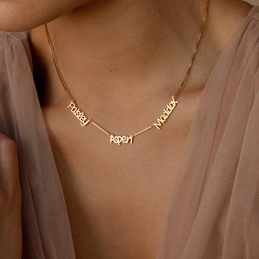 Collar elegante con varios nombres en cadena de caja