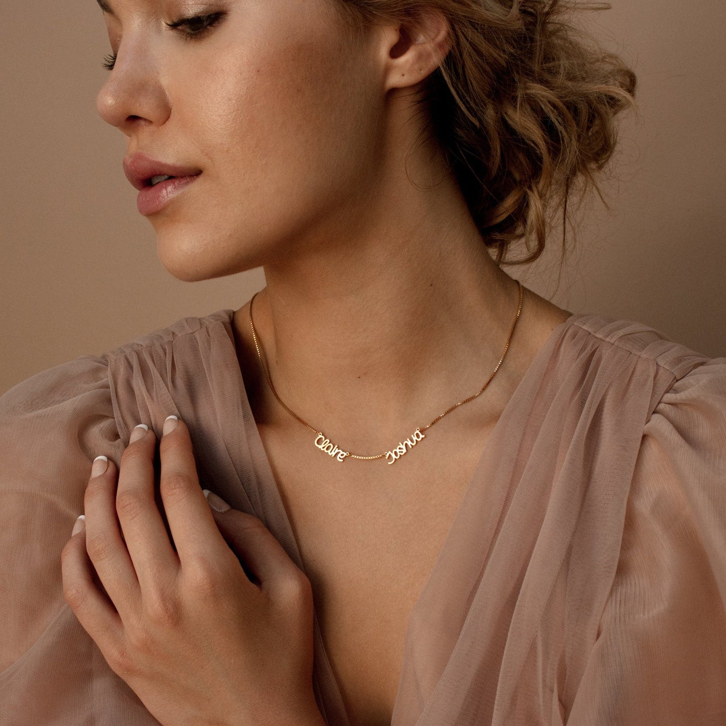 Collar elegante con varios nombres en cadena de caja