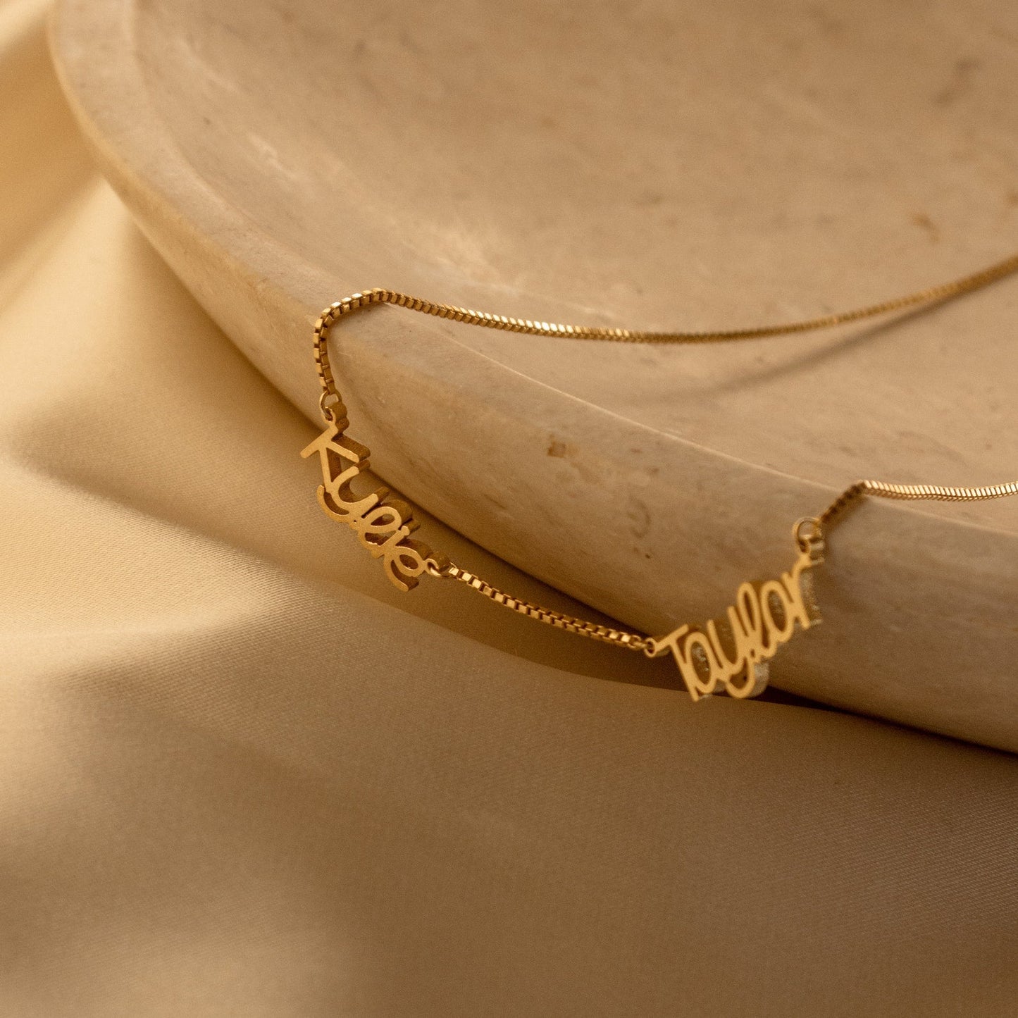 Collar elegante con varios nombres en cadena de caja