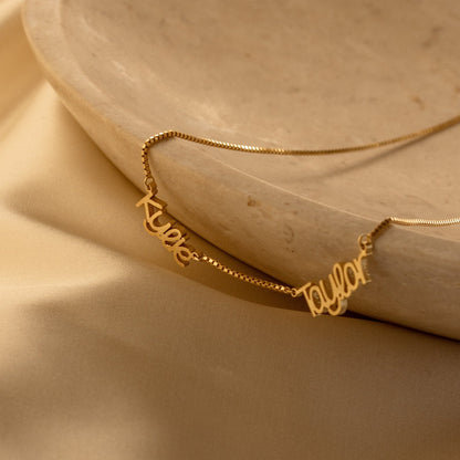 Collar elegante con varios nombres en cadena de caja