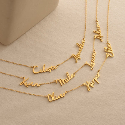Collar con varios nombres de Nella