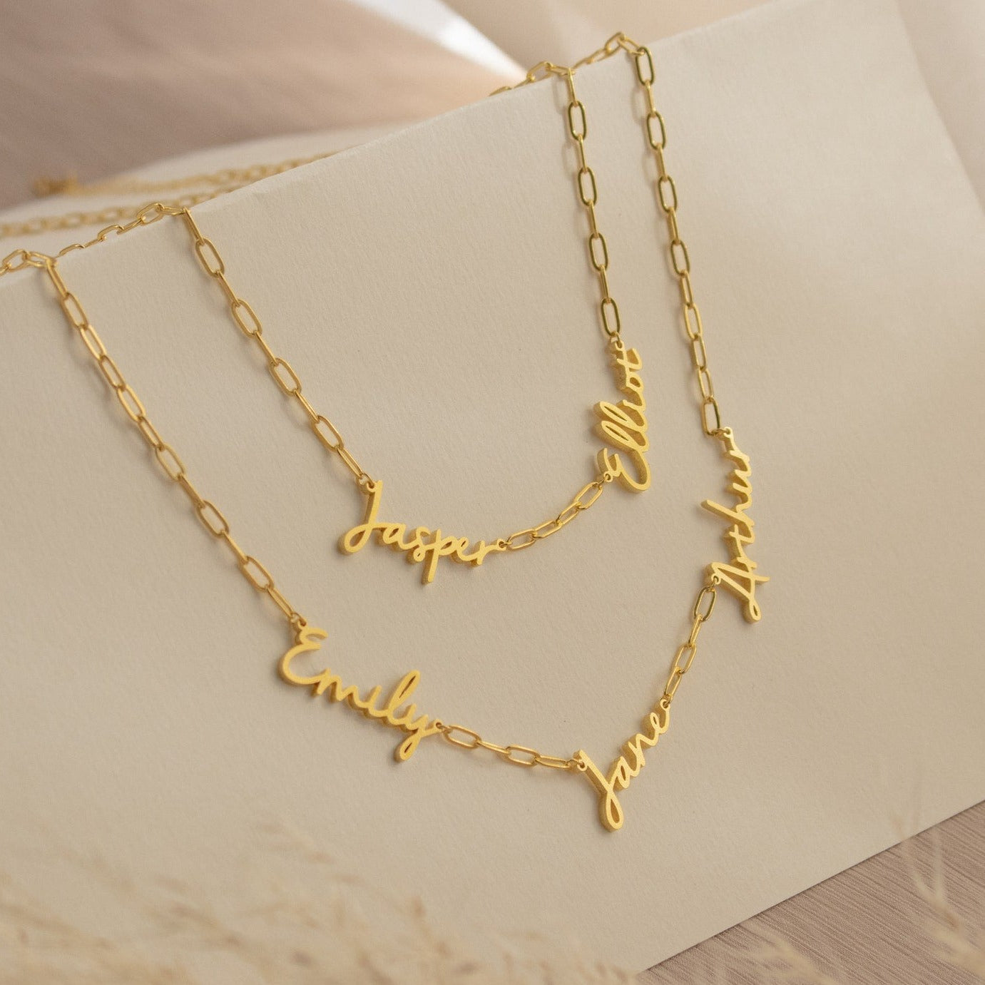 Collar con varios nombres de Nella en cadena de clip