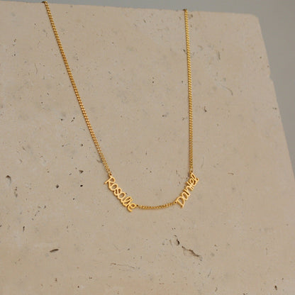 Collar elegante con varios nombres y cadena barbada