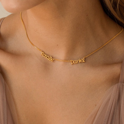 Collar elegante con varios nombres y cadena barbada