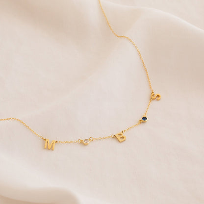 Collar con piedra de nacimiento y letra de Alice