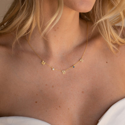 Collar con piedra de nacimiento y letra de Alice