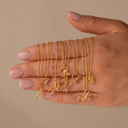 Collar con letras de Davina