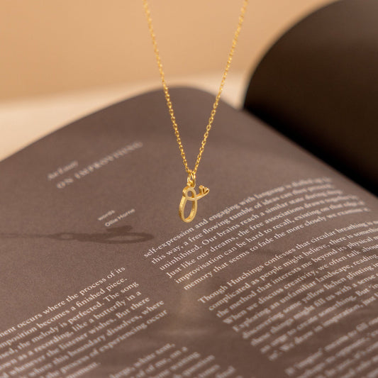 Collar con letra y corazón
