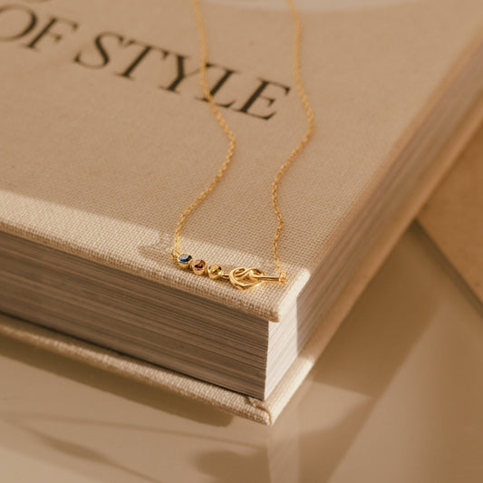 Collar con piedra de nacimiento y nudo de amor