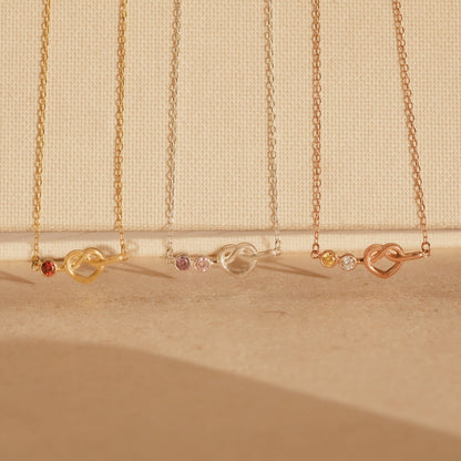 Collar con piedra de nacimiento y nudo de amor