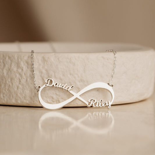 Collar con nombre infinito