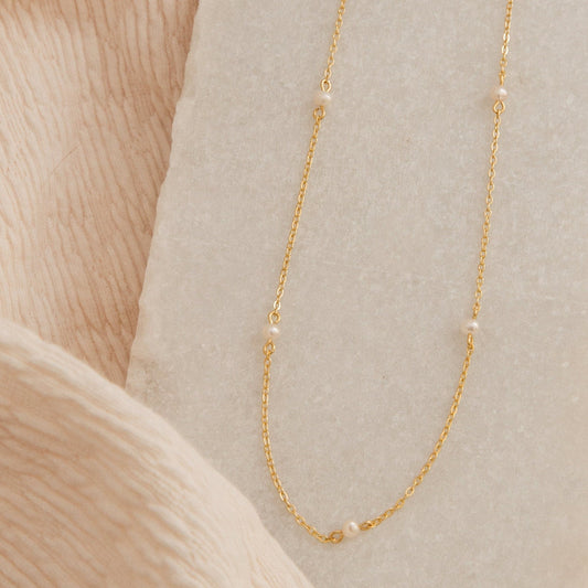 Collar de perlas delicadas