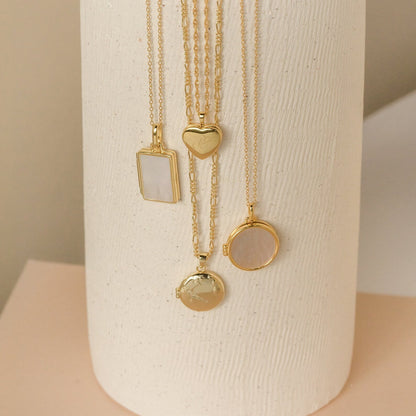 Collar con medallón de corazón con inicial
