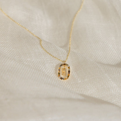 Collar con inicial de arcoíris