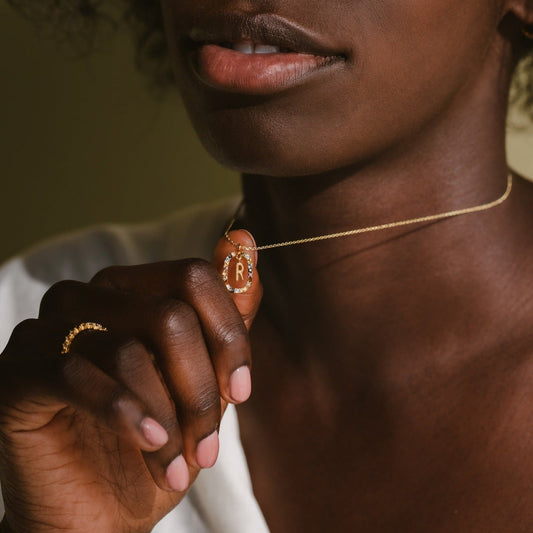 Collar con inicial de arcoíris
